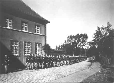 Aufmarsch vor dem Haupteingang klein.jpg